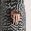 Anillo Tape de Givenchy en metal y esmalte Anillo Tape de Givenchy en metal y esmalte