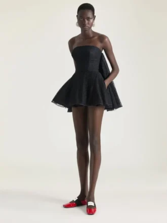 Mini vestido bustier de encaje con capa