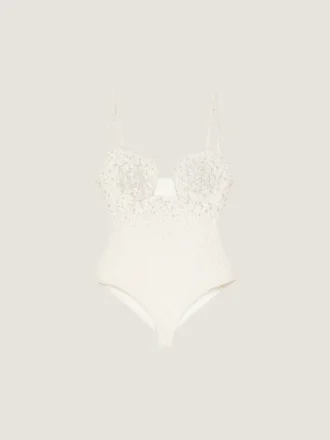 Body con aberturas en punto y perlas bordadas