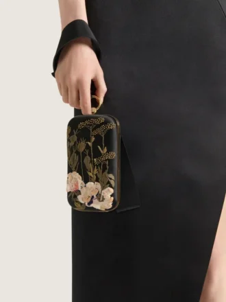 Bolso de mano de noche con bordados florales y lazo