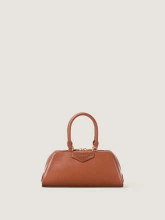 Bolso pequeño Antigona de estilo East-West en piel de becerro Bolso pequeño Antigona de estilo East-West en piel de becerro
