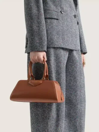 Bolso pequeño Antigona de estilo East-West en piel de becerro Bolso pequeño Antigona de estilo East-West en piel de becerro