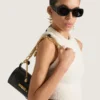 Bolso pequeño Pout de piel con cadena de dijes Bolso pequeño Pout de piel con cadena de dijes