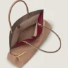 Bolso tote horizontal con pliegues en piel napa Bolso tote horizontal con pliegues en piel napa