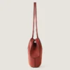 Bolso tote pequeño facetado en piel granulada Bolso tote pequeño facetado en piel granulada