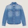 Camisa con costuras de alta costura en denim lavado en tonos oscuros