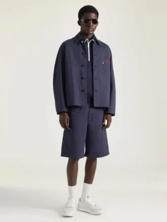 Chaqueta con costuras de alta costura en denim bordado con «Givenchy Paris»