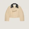 Chaqueta corta con cuello de cuero en algodón y lana Chaqueta corta con cuello de cuero en algodón y lana