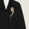 Chaqueta corta de un solo botonadura con adornos, confeccionada en lana