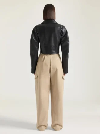 Chaqueta motera corta tipo capullo en piel