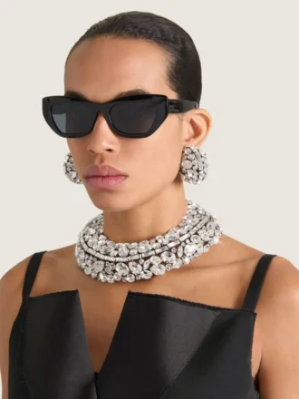 Collar Torque con cristales llamativos en metal y cristales