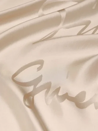 Cuadros en jacquard de seda con la firma de Givenchy Cuadros en jacquard de seda con la firma de Givenchy