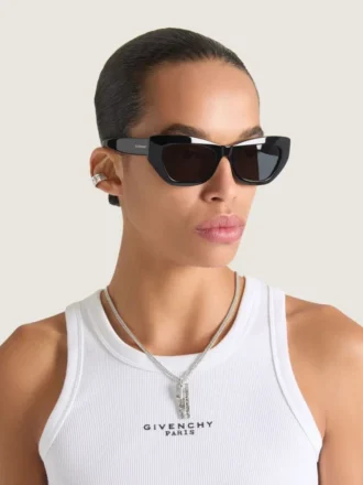 Earcuff Tape de Givenchy en metal y esmalte
