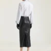 Falda midi con detalle «kickback» en piel napa