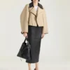 Falda midi con detalle «kickback» en piel napa