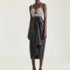Falda midi drapeada en piel napa