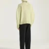 Jersey de cuello alto con costuras de alta costura en alpaca y lana de yak