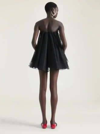 Mini vestido bustier de encaje con capa
