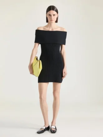 Minivestido con hombros descubiertos de lana
