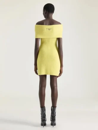 Minivestido con hombros descubiertos de lana