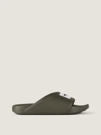 Mules con tiras de la línea Label en caucho Mules con tiras de la línea Label en caucho