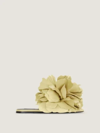 Mules planas Boudoir de piel con pétalos de rosa