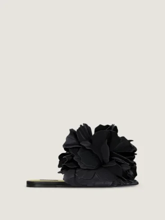 Mules planas Boudoir de piel con pétalos de rosa