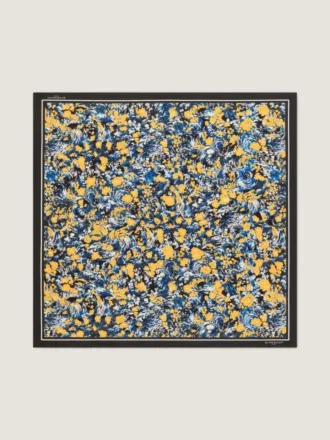 Pañuelo cuadrado de seda con estampado floral Pañuelo cuadrado de seda con estampado floral