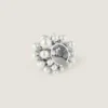 Pendiente tipo ear cuff de la línea Crystal Pearl en metal y perlas Pendiente tipo ear cuff de la línea Crystal Pearl en metal y perlas