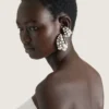 Pendiente tipo ear cuff de la línea Crystal Pearl en metal y perlas Pendiente tipo ear cuff de la línea Crystal Pearl en metal y perlas