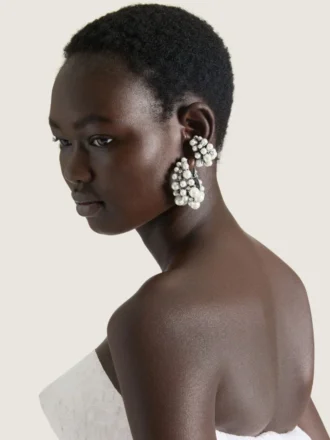 Pendiente tipo ear cuff de la línea Crystal Pearl en metal y perlas