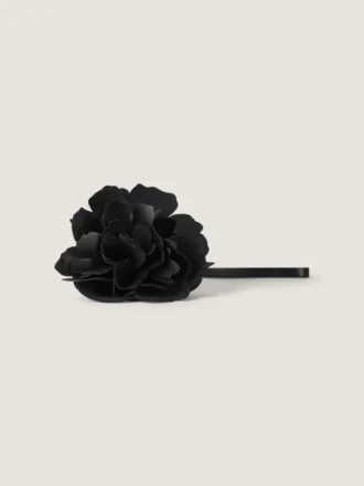 Pequeño colgante de pétalos de rosa en piel napa