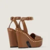 Sandalias de plataforma tipo zueco de piel con detalles de tachuelas
