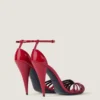 Sandalias de tacón con diseño de jaula en piel charol