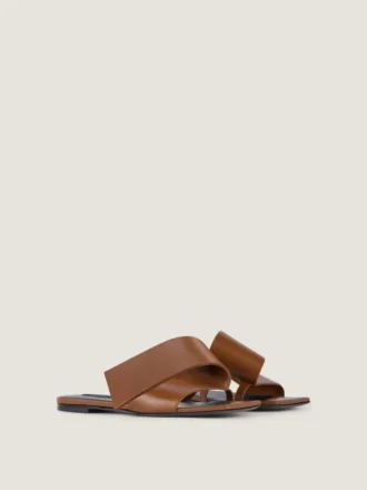 Sandalias planas de piel con corte cuadrado Sandalias planas de piel con corte cuadrado