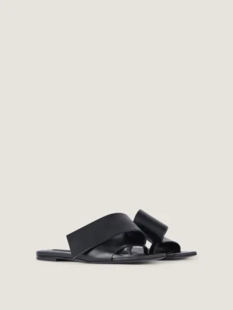 Sandalias planas de piel con corte cuadrado