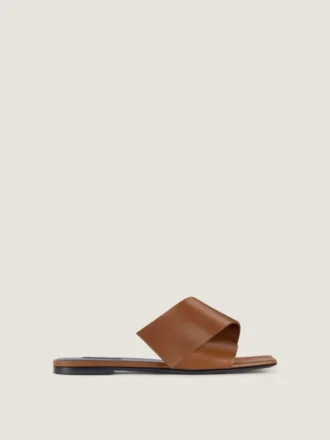 Sandalias planas de piel con corte cuadrado Sandalias planas de piel con corte cuadrado