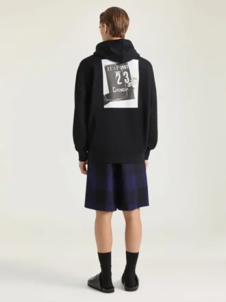 Sudadera con capucha de felpa con costuras de alta costura y estampado de claqueta