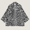 Trench corto tipo capullo de algodón con estampado animal
