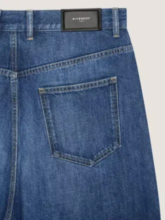 Vaqueros azul oscuro con costuras de alta costura