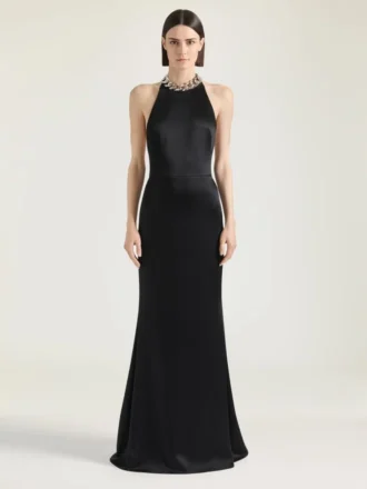 Vestido con cuello halter en crepé y satén Vestido con cuello halter en crepé y satén