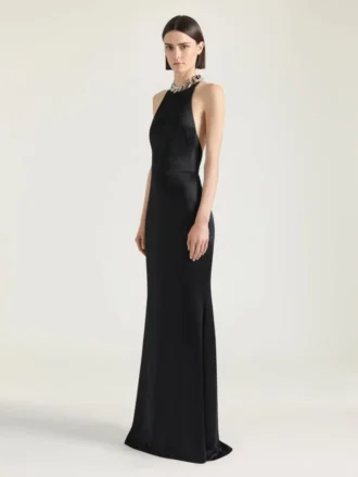 Vestido con cuello halter en crepé y satén Vestido con cuello halter en crepé y satén