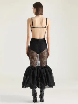 Vestido con volantes y espalda abierta en malla