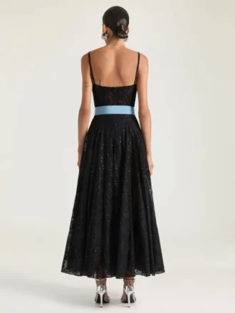 Vestido de noche con aberturas en encaje y lentejuelas