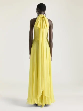 Vestido de noche con cuello halter de gasa de seda con detalle de lazo