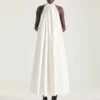 Vestido de noche con cuello halter de piel
