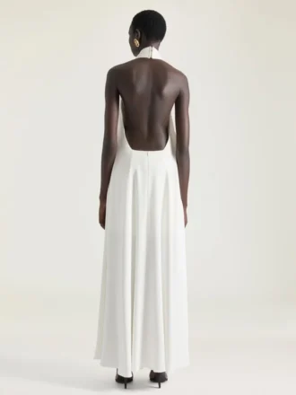 Vestido de noche con cuello halter en crepé cady Vestido de noche con cuello halter en crepé cady