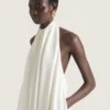 Vestido de noche con cuello halter en crepé cady