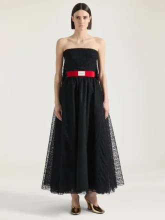 Vestido de noche con espalda tipo bustier y capa de encaje