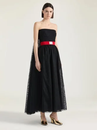 Vestido de noche con espalda tipo bustier y capa de encaje